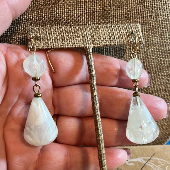 Gold tone drop earrings with clear/white swirl beads - Picture 4 of 5